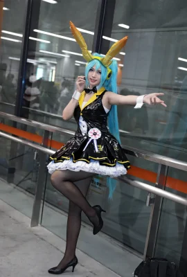 Hatsune Miku @元子Lyanz (ถ่ายภาพ: @卡菲Cafelia) (Kugou Mushroom·Firefly Animation Music Carnival) (9 ภาพ)