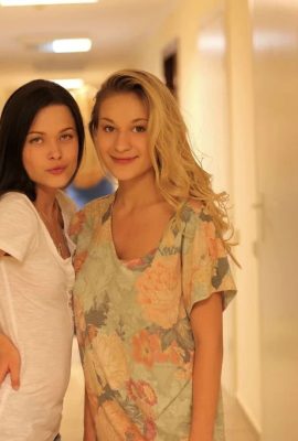 เพื่อนร่วมชั้น คุณสองคนกำลังเล่นอะไรอยู่ที่ทางเดิน Amelie B & Candice B (122 ภาพ)