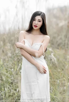 กระโปรงยาวสีขาวของ Song Qiqi KiKi และเสื้อซีทรูโชว์หน้าอกของเธอ (30 ภาพ)