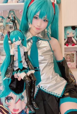 (Kururu Kurasaka) ภาพเซลฟี่คอสเพลย์ของ Hatsune Miku