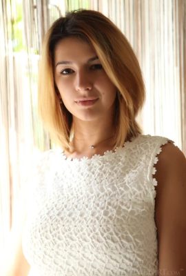 หญิงสาวสวยชื่นชมเรือนร่างที่สวยงามของเธอหน้ากระจกศัลยกรรมพลาสติก โซฟี (123 ภาพถ่าย)