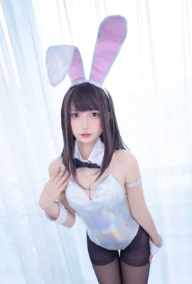 ส่วนโค้งของร่างกายส่วนล่างของ “White Bunny Girl” ของ Mafuyu Kamikazaka จากมุมมองด้านหลังทำให้ตกตะลึง (74 ภาพ)