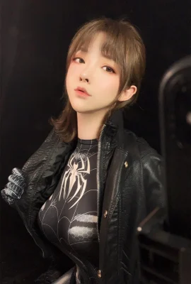 一小央泽黑蜘蛛30p (30 photos)