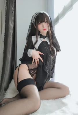 เงิน 81 “Black Silk Nun 2” โพสท่าขารูป M แบบไม่อันตรายจนละสายตาไม่ได้ (44 ภาพถ่าย)