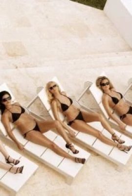 สาวบิกินี่ร้อนเปลื้องผ้าและมีเพศสัมพันธ์ซึ่งกันและกัน (18 ภาพถ่าย)
