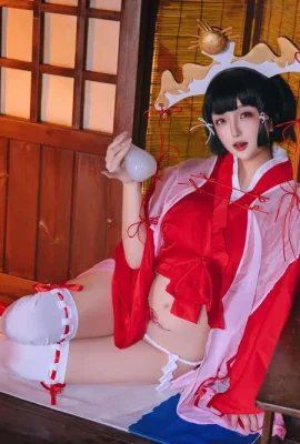 ฮินะ (โคมะ ซากุราอิ) – หญิงสาวศาลเจ้าคางุยะ