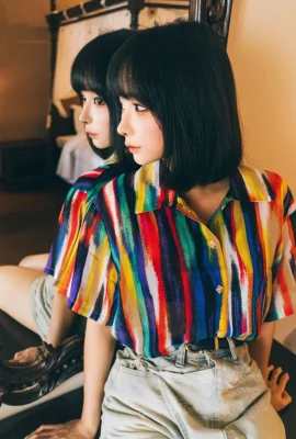 บล็อกเกอร์แอนิเมชั่น Momo จ้องมองพวกเขาในเสื้อเชิ้ตลายดอกไม้เซ็กซี่และกางเกงขาสั้นผ้ายีนส์เผยให้เห็นชุดชั้นในลูกไม้สีดำอวดหุ่นที่สง่างามของเธอในภาพถ่ายที่เย้ายวน 57P