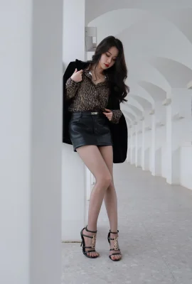 ความงามทางอินเทอร์เน็ต Sia ไม่ได้กินปลาสไตล์ Wild Wild Sexy Leopard Print พร้อมกระโปรงสั้นสีดำเผยให้เห็นผ้าไหมสีดำบางเฉียบและขาที่สวยงามและเท้าหยกรูปภาพถ่ายที่มีเสน่ห์ 85p