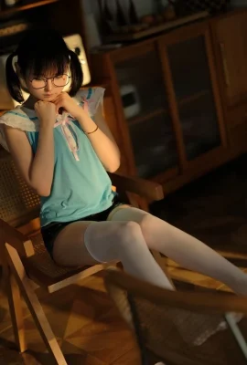 อนิเมะบล็อกเกอร์หนุ่ม Shui Lingyi แฟนสาวอิเล็กทรอนิกส์ของคุณธีมเซ็กซี่ด้านบนสุดกับกางเกงขาสั้นยีนส์แสดงถุงน่องสีขาวแสดงภาพการล่อลวงตัวเล็ก ๆ 35p