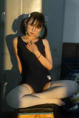 Anime Blogger Young Shui Lingyi อาหารกลางวันอาหารกลางวันห้องล็อกเกอร์ชุดรูปแบบส่วนตัวเซ็กซี่สีน้ำเงินห้องสมุดน้ำที่มีถุงน่องสีขาวแสดงก้นของเธอและขาที่สวยงามดึงดูดภาพถ่าย 75p